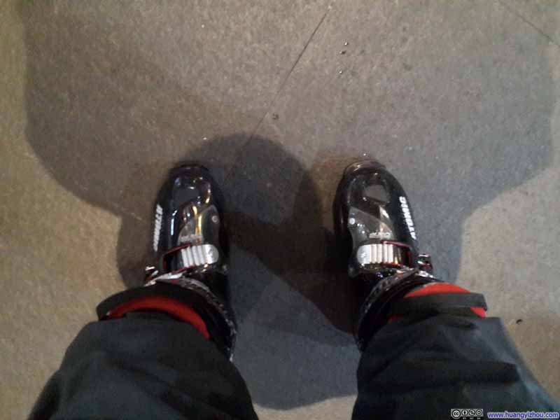 滑雪鞋。第一次穿感觉做了很久的腿部瑜伽之后总算穿进去了。（脱的时候：呵呵）