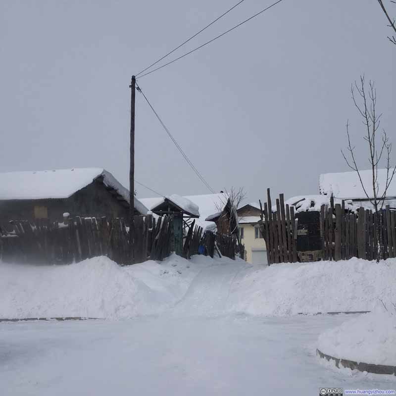 松江河镇，离镇中心不太远的地方，“柴门”在雪中显得非常应景