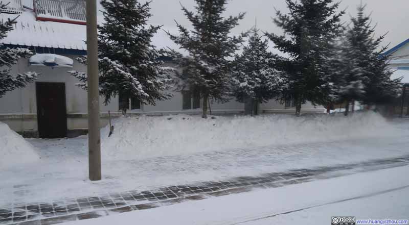 露水河火车站，被积雪覆盖的站台