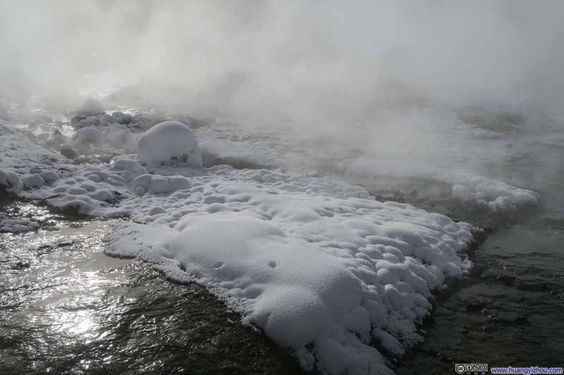 长白山瀑布景区。这里温泉和积雪靠得非常近