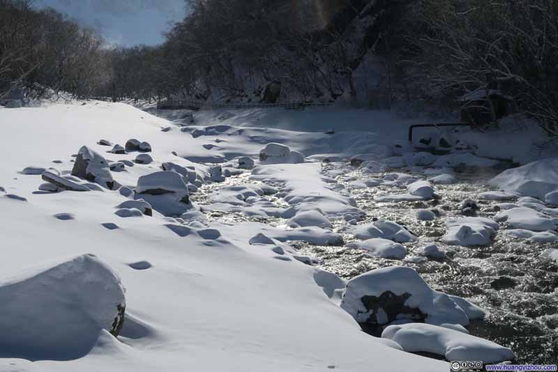 “小天池”景区附近，从山上一路流下来的溪水到这里已经没有热气了
