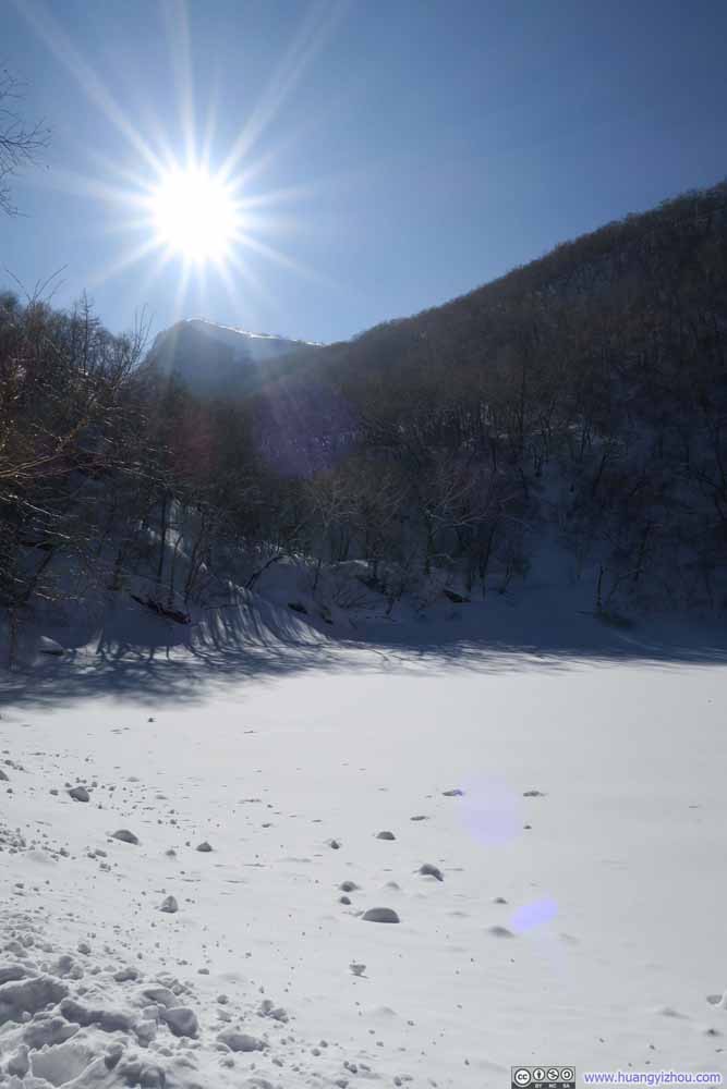 这个“小天池”完全被积雪冰封了