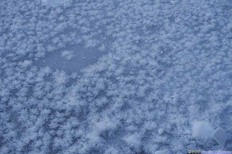 绿渊潭冰面上的雪花