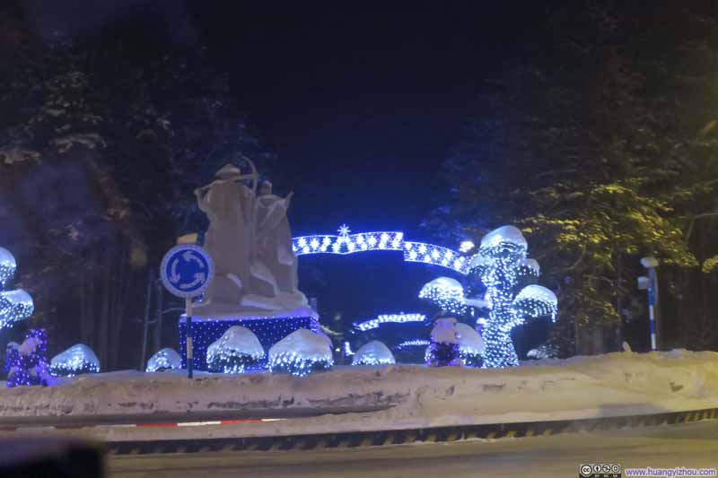 回酒店路上的装饰灯，以及在这两个东北镇上见到无数次的转盘