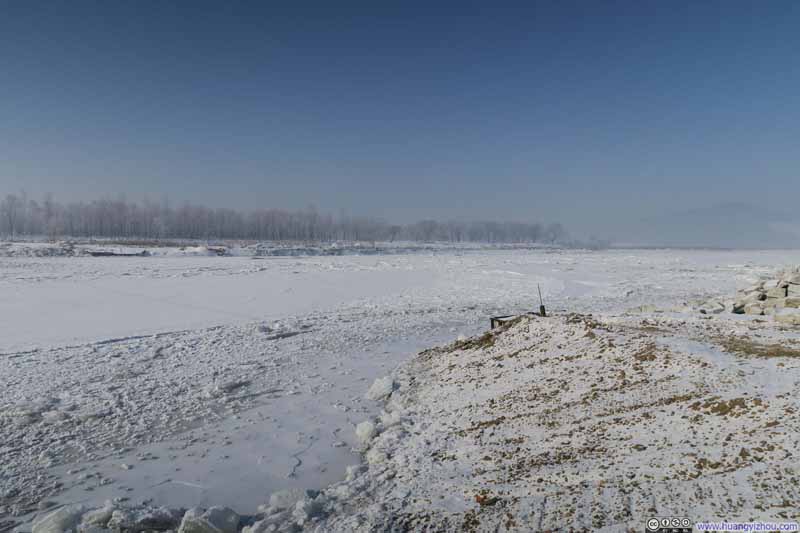 雾凇岛渡口北面，这里江面已经被冻住了，水流全部在冰面以下