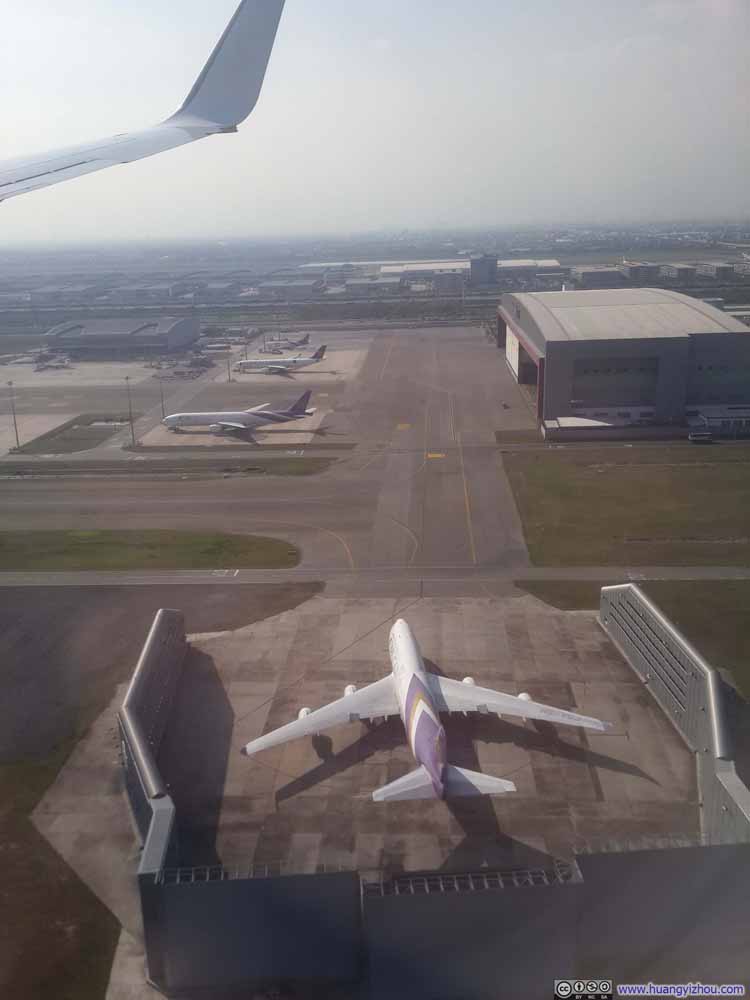 这已经在机场上空了,很好奇泰航给它的747货机搞这么一个围栏干什么,发动机测试?