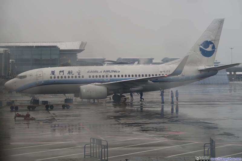 同公司的另一架737在扫雪,对,是工作人员在扫雪。。。