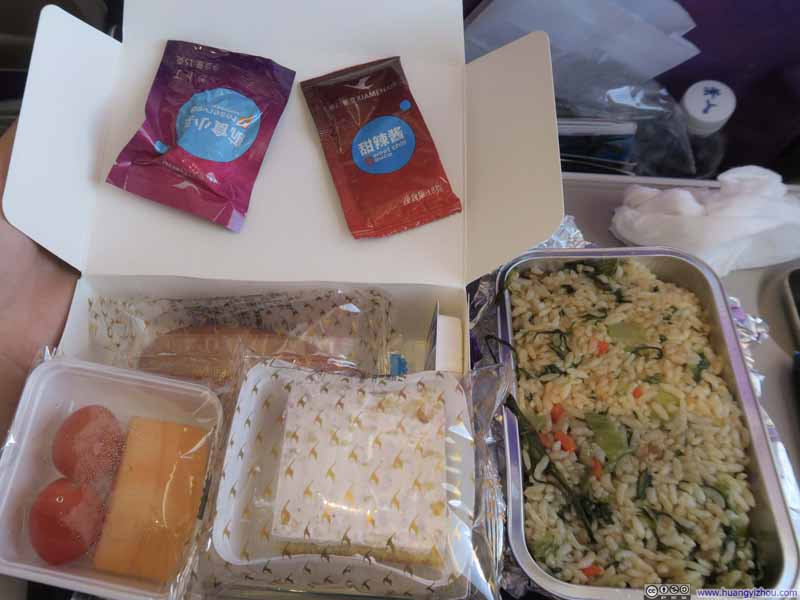 由于上一集厦航打发人的早饭,在地面上等的时候我基本上就已经饿昏了。发餐的时候又脑残地选了这个只有饭没有海鲜的“海鲜饭”