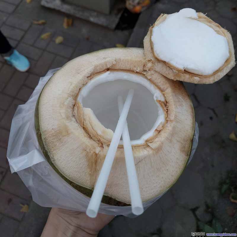 傍晚，在路上买了个椰子，25THB
