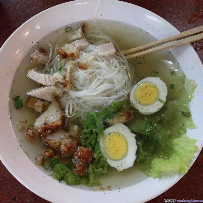 晚饭，在一家本地人经营的、没有英文菜单的店点的粉丝，一下子觉得自己手语水平长进不少。50THB