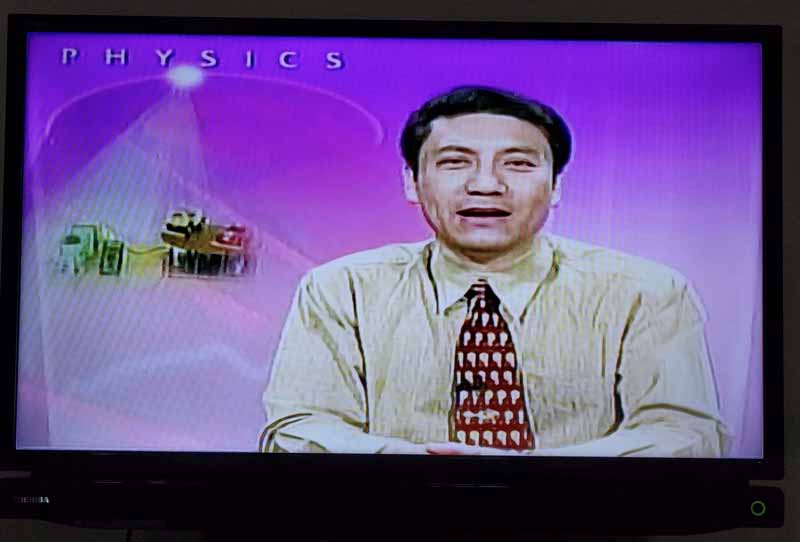 对，就是这大叔，就是这奇怪的电视频道