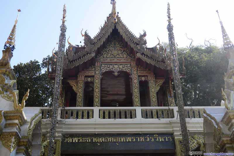 以及这是寺庙大门，为了在照片里不出现人只能用这个角度拍了