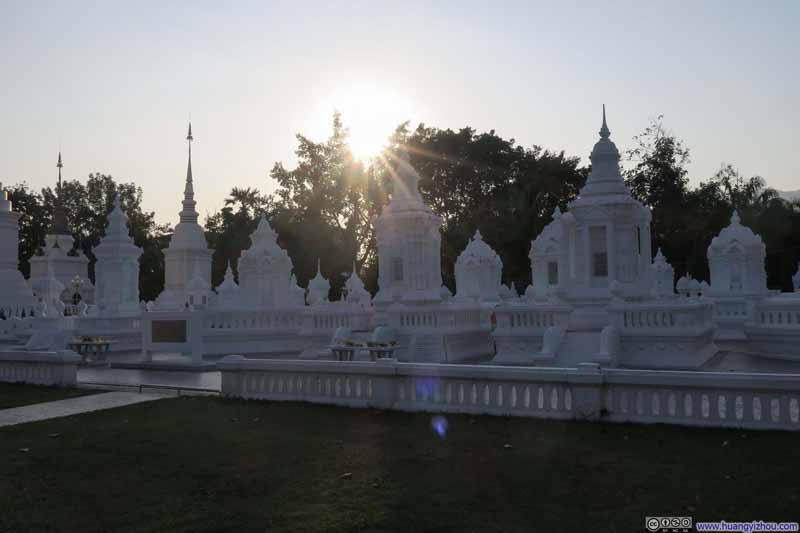 Wat Suan Dok里的白塔群