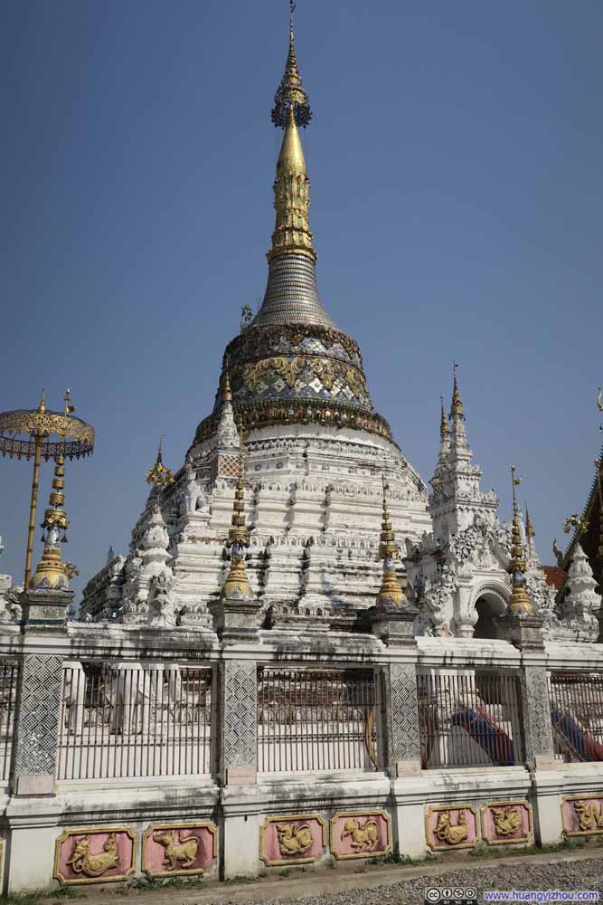 Wat Saen Fang，接下去的寺庙里很少有这么鲜艳的塔