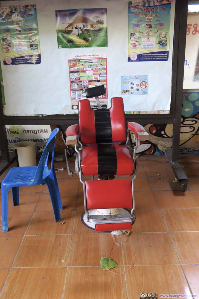 Thammarat Sueksa School里的，理发站。当时觉得以这个凳子的破旧程度估计不会再使用了，直到最近在该学校官方Facebook上看到理发活动的照片。。。