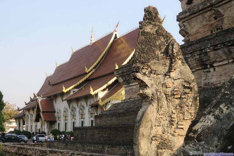 Wat Chedi Luang Worawihan，依稀可见的雕像