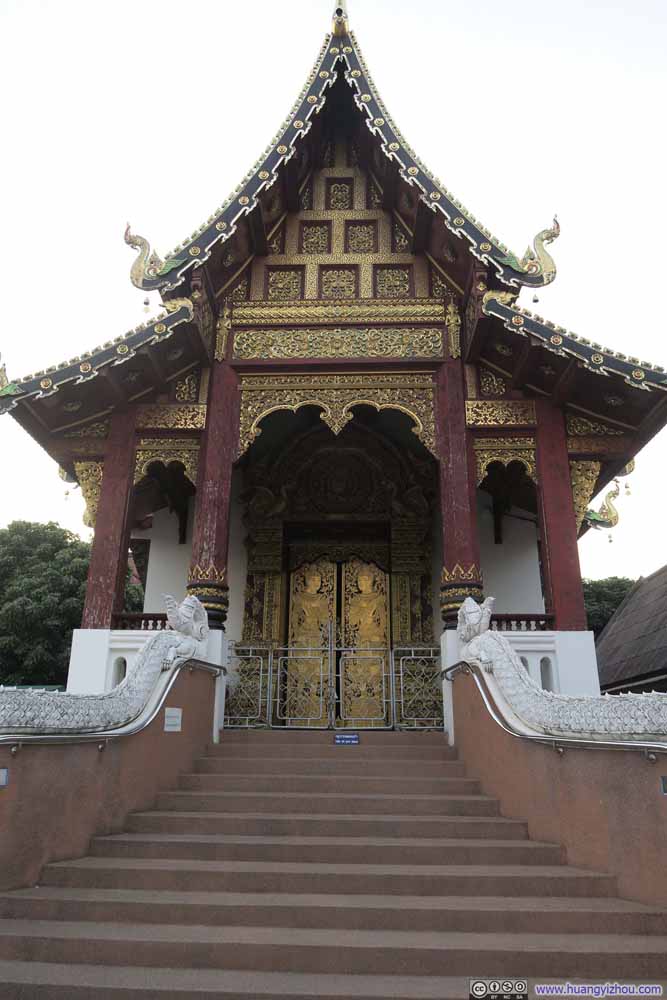Wat Chang Taem，就在晚饭餐馆附近，去的时候已经关门了