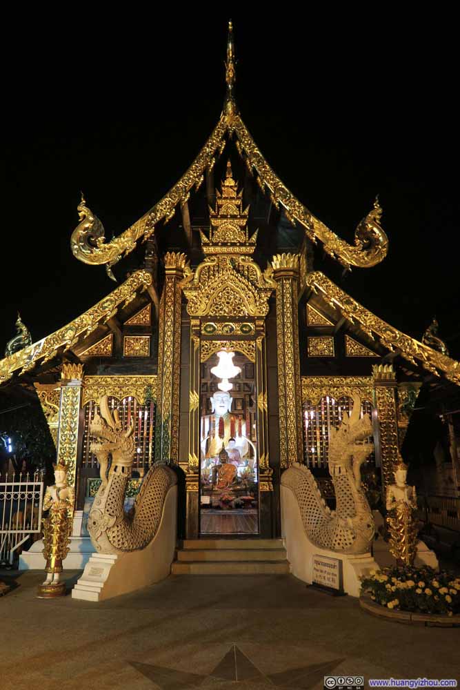 Wat Inthakhin的大门，为数不多在晚上也开门的寺庙。