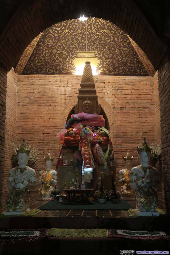 Wat Inthakhin里，供奉的佛像。发现围绕佛像的绸带上画的居然是十二生肖。