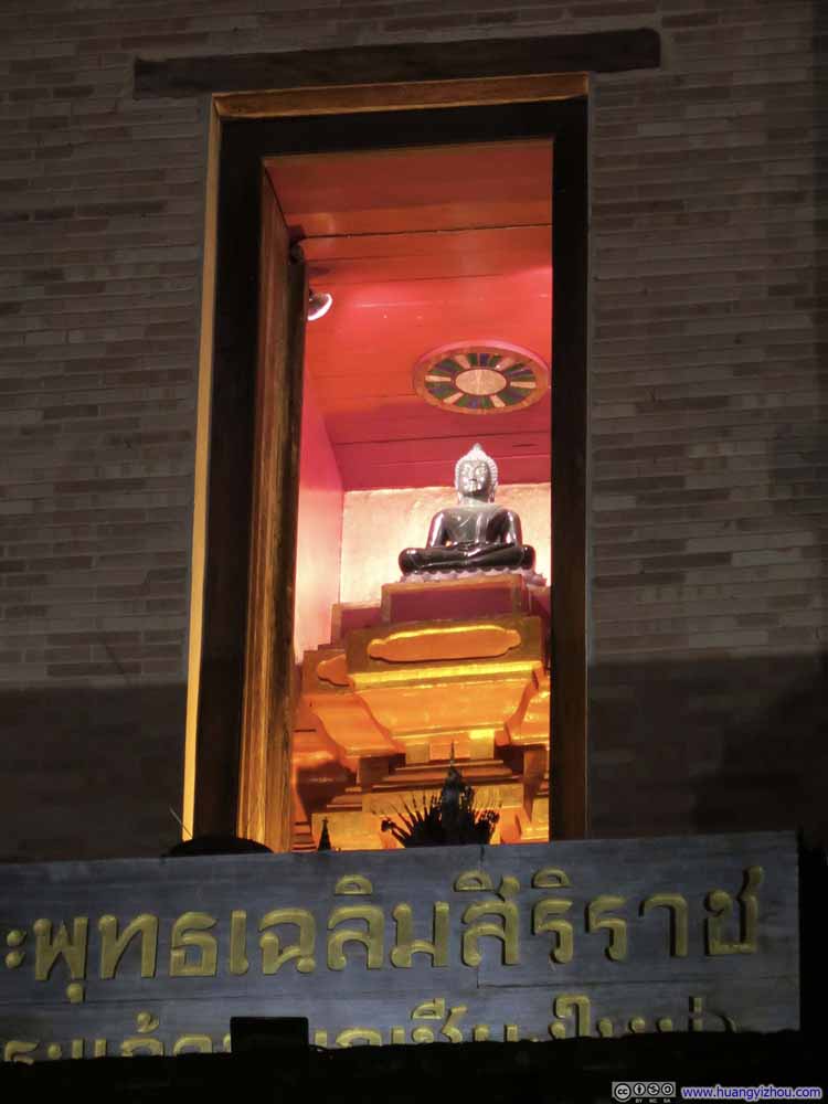 在晚上出来散步的时候才发现Wat Chedi Luang Worawihan中间这样高高供着一尊佛像，白天的时候估计只是注意它的雄伟了吧。