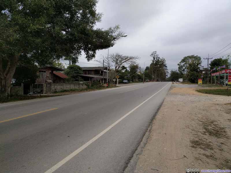 另一条进入清莱的小路，路过Singha Park，没有之前super highway那么宽敞，当然车也不是那么多