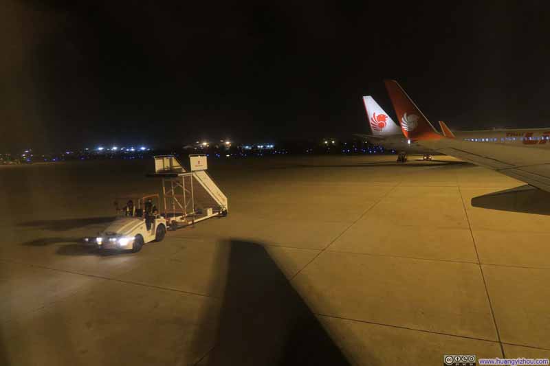 后面来了登机桥，但好像所有的人都是从前面廊桥下的