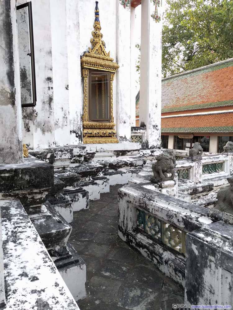 Phra Mondob的外围，和卧佛寺内大多保养得很好的建筑相比，这属于非常破败了