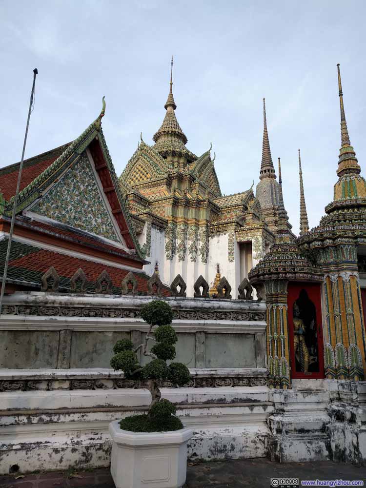 卧佛寺，围绕Phra Mondob的围墙看起来也有些古老了