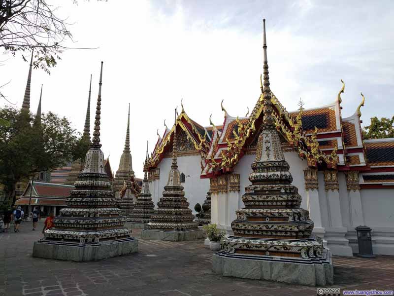 卧佛寺内的Phra Chedi Rai
