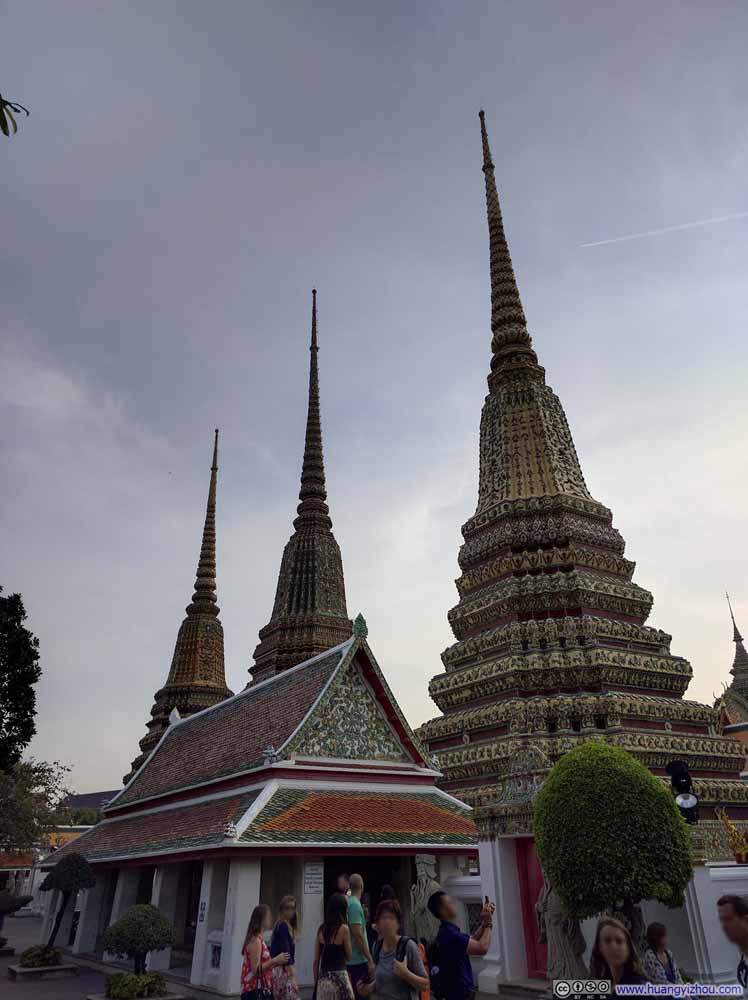 卧佛寺里一组Phra Maha Chedi Si Rajakarn