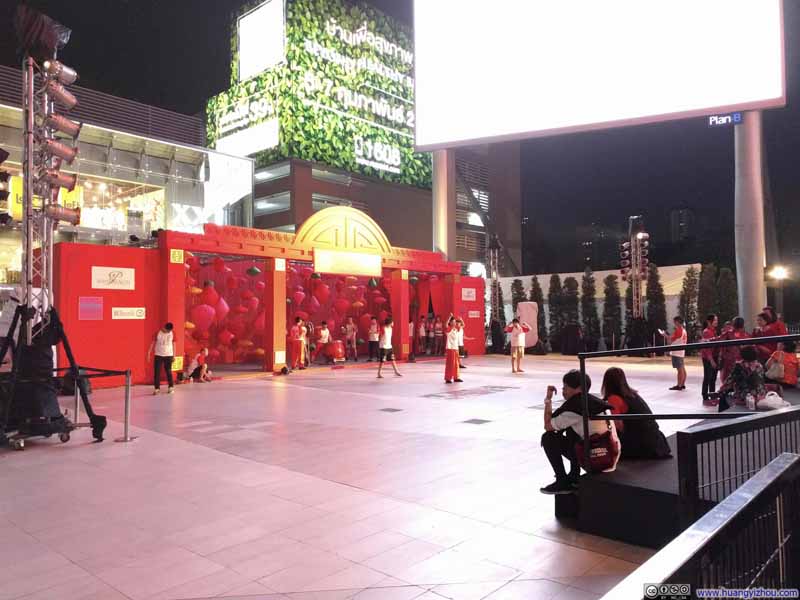 Siam Paragon外广场，一些当地的学童进行着除夕庆祝表演