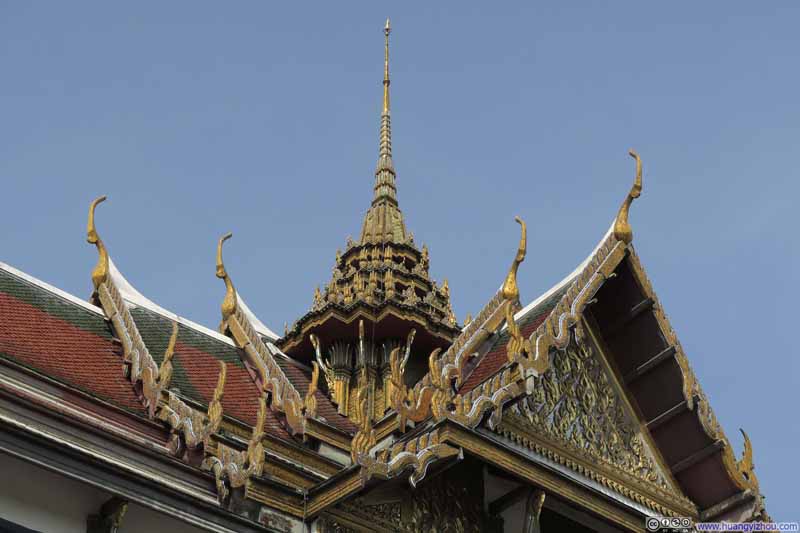 玉佛寺里面的屋顶基本上都长这个样子，装饰得很华丽