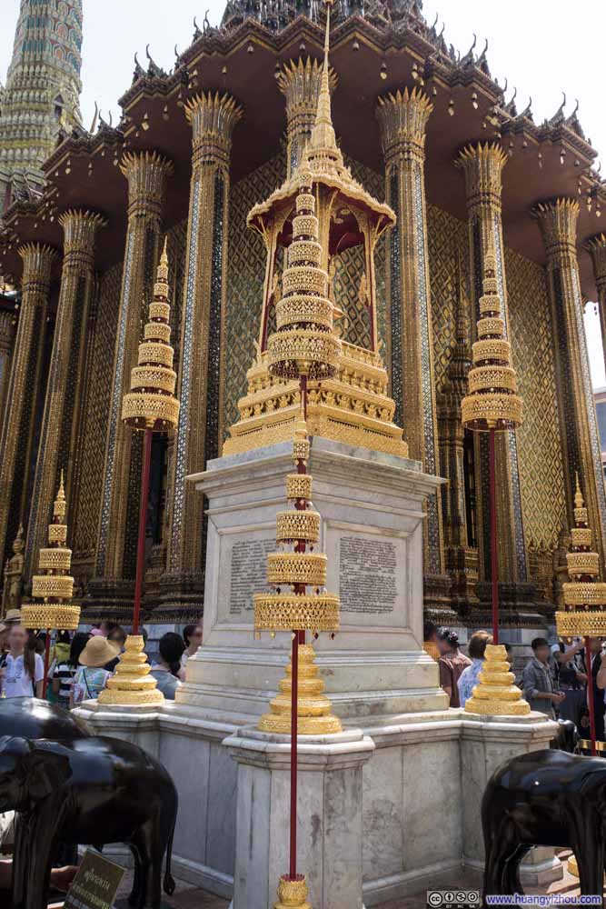 玉佛寺里，Phra Mondop，以及前景中的Rama王纪念碑