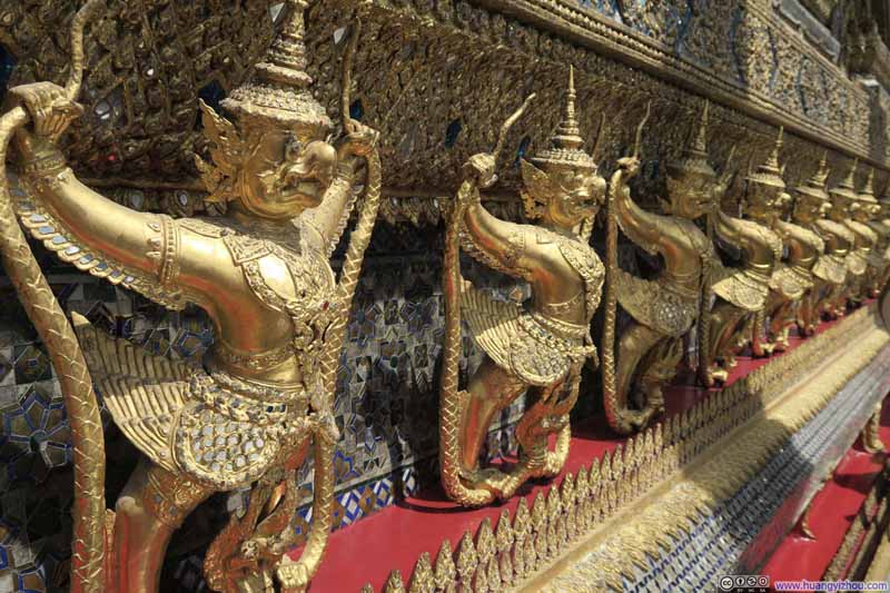 这应该是围绕玉佛寺主殿的人面鸟身兽