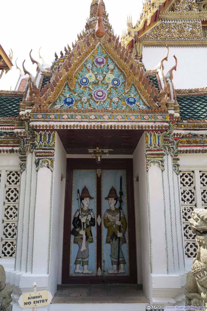 这是Phra Thinang Aphorn Phimok Prasat的两个很有意思的门神