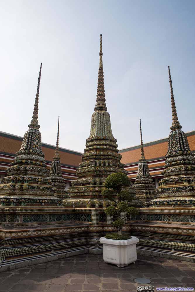 卧佛寺里的Phra Chedi Rai