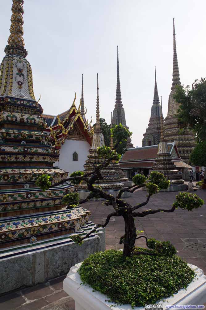 感觉卧佛寺里的Phra Chedi Rai群很漂亮