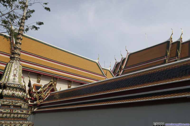 卧佛寺的屋檐和大皇宫玉佛寺一样装饰得很漂亮