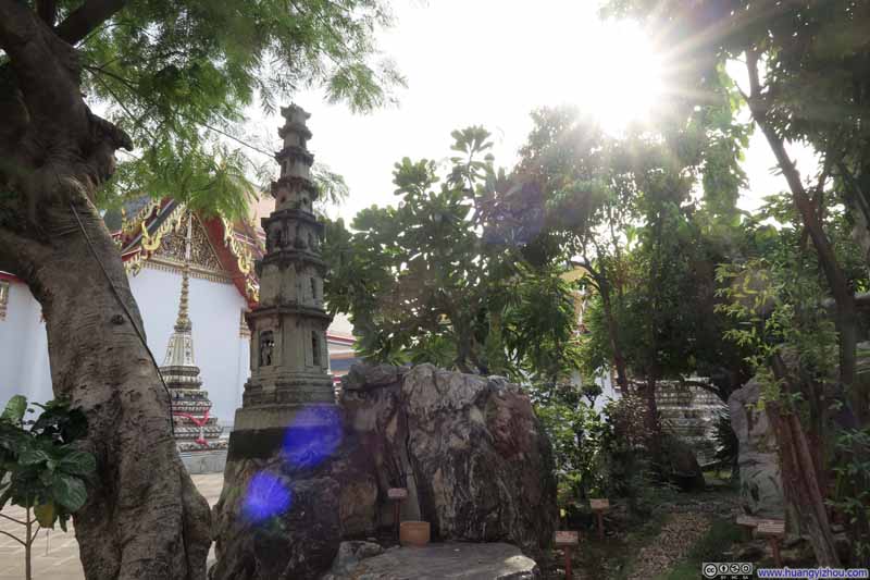 卧佛寺的几个角落里会有一些假山之类的装饰