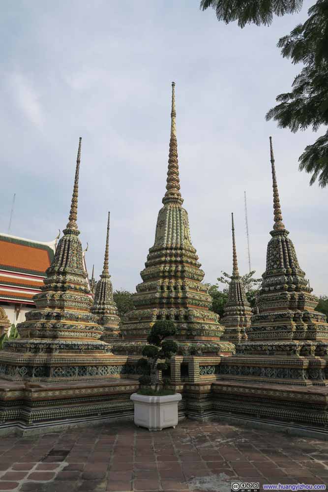 卧佛寺里的Phra Chedi Rai群