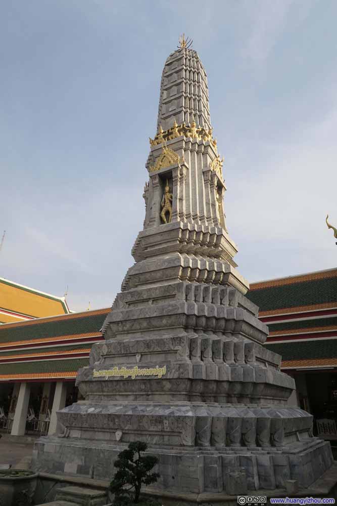 卧佛寺内的佛塔