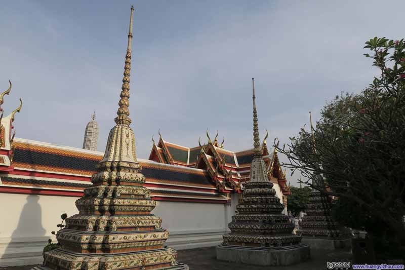 卧佛寺外围，更多的Phra Chedi Rai 