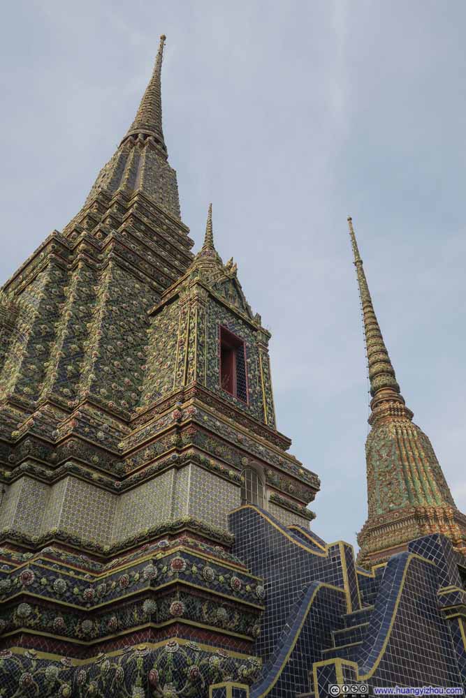 卧佛寺内，一座风格略有不同的Phra Maha Chedi Si Rajakarn