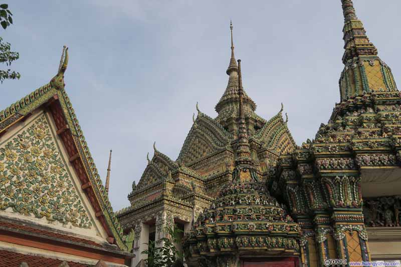 卧佛寺内，Phra Maha Chedi Si Rajakarn群