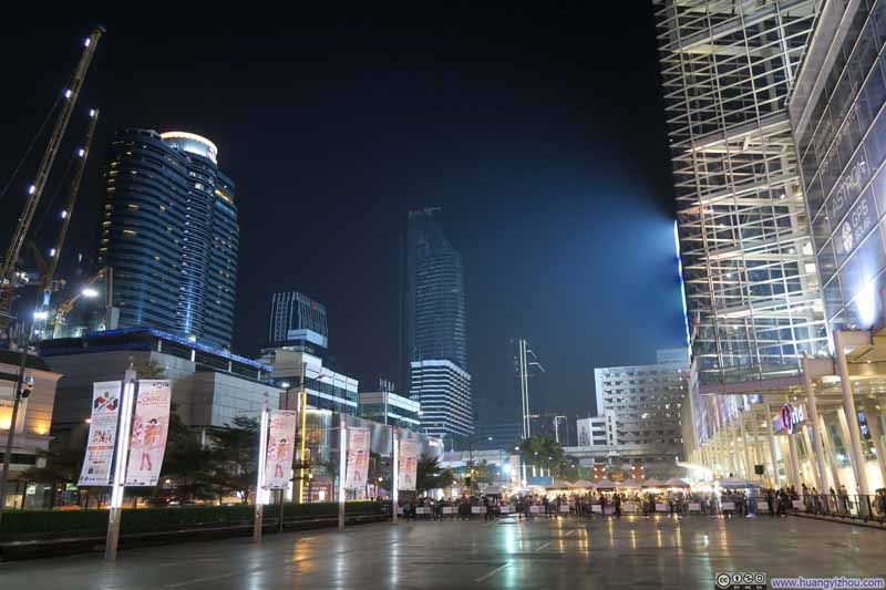 Central World商场前的小广场，这里有一些夜市