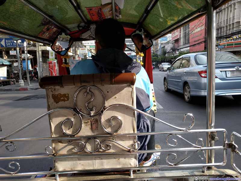 当天早上从酒店门口拦了一辆Tuk Tuk 前往Victory Memorial