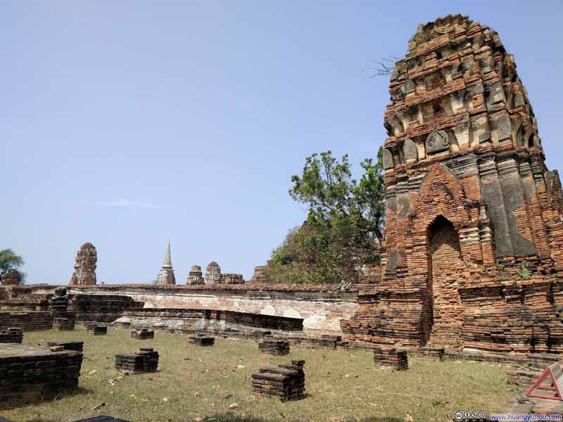 Wat Maha That，这里的围墙看起来也是扭来扭去的了。