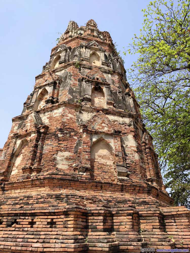 A Buddha tower in Wat Maha That where details were relatively well-preserved.