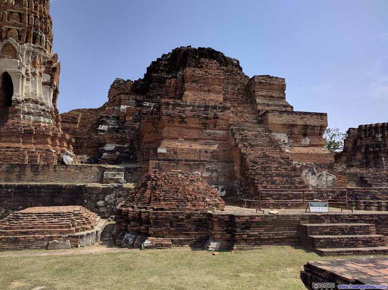 Wat Maha That, remains of central Prang.