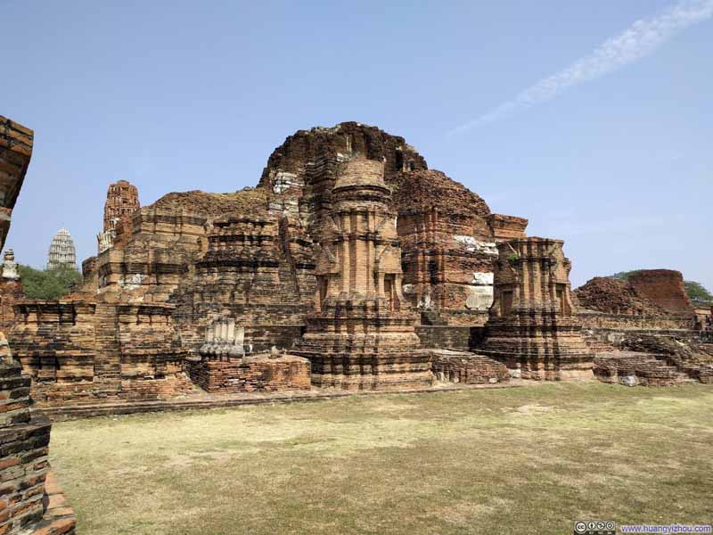 Wat Maha That, remains of central Prang.